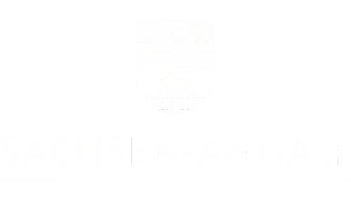 Das Wappen von Sachsen-Anhalt mit Symbolen wie Bär und diagonalen Streifen in gestalterischer Anordnung auf einem hellen Hintergrund.